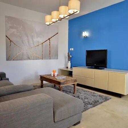 City Living Tk 3 Rm 2 3*